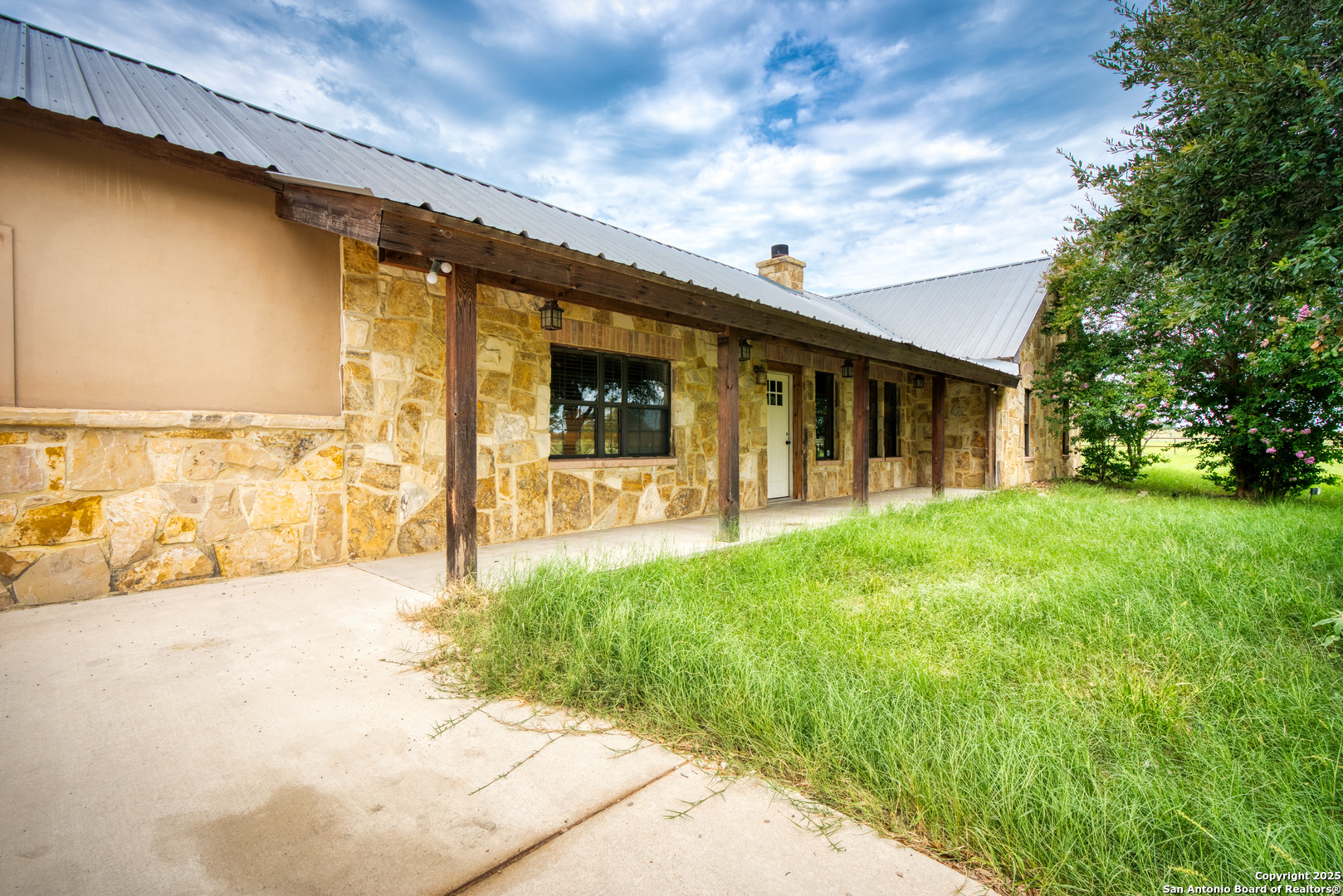 870 County Road 761 Devine, TX 78016 - Photo 5 of 34 a view of a house with backyard porch and garden