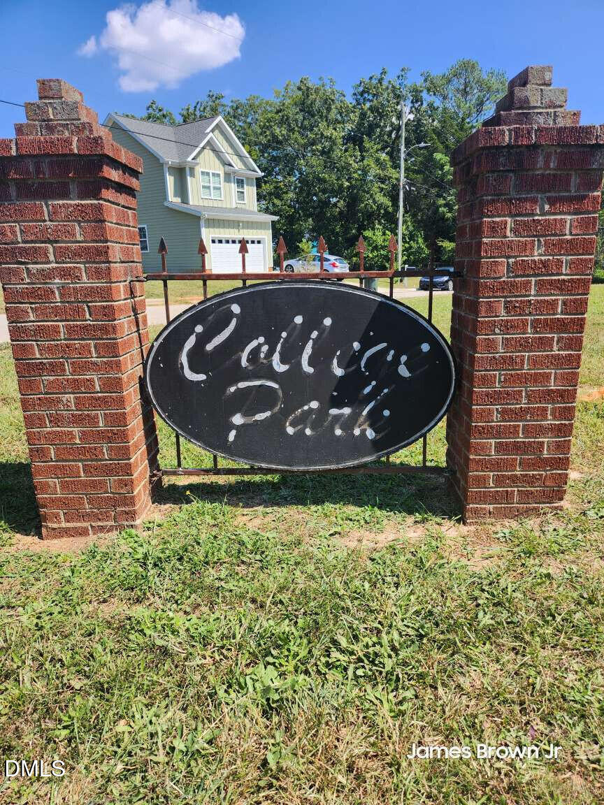 a view of an house with backyard space and garden