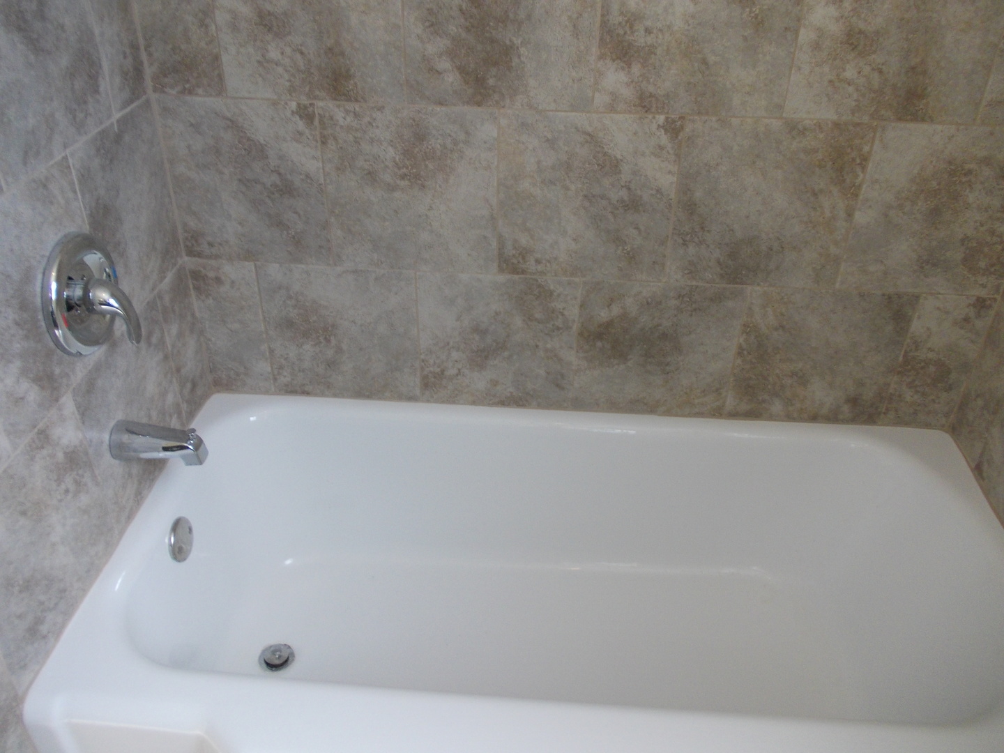 3435 Flossmoor Road Homewood, IL 60430 - Photo 9 of 13 a bathroom with a bathtub