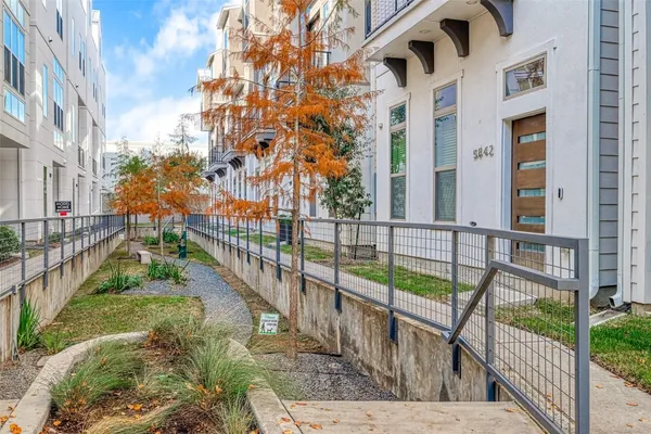 $3,200 | 5838 East Post Oak Lane, Houston, TX 77055