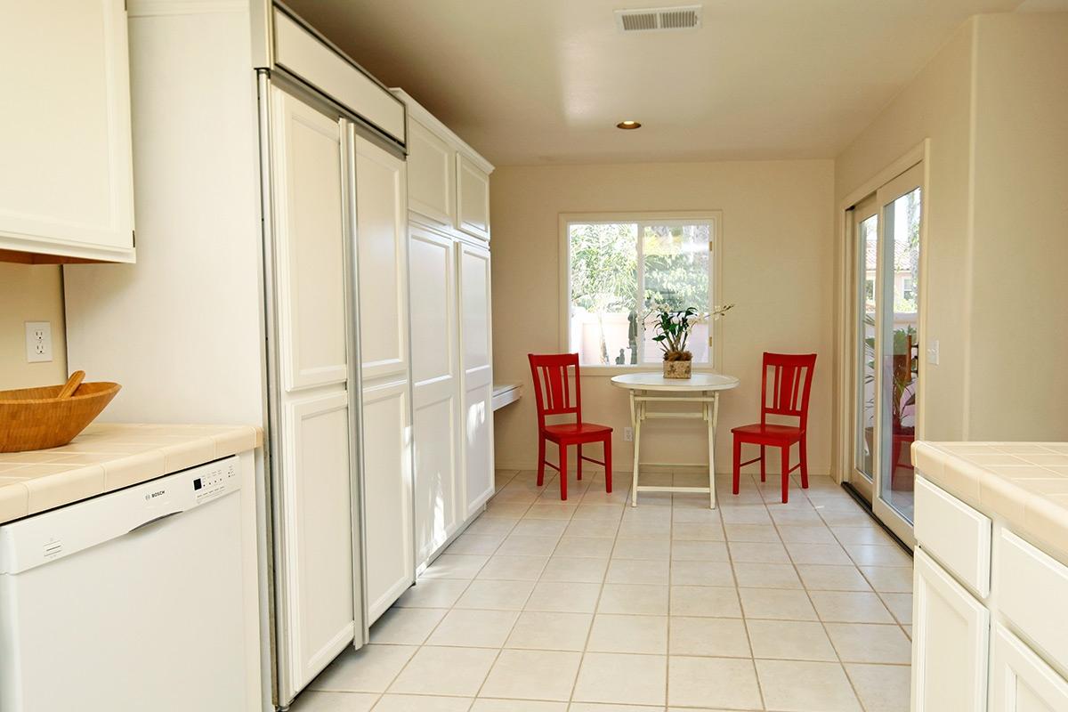 222 Meigs Road, Unit 10 Santa Barbara, CA 93109 - Photo 7 of 26 08-222MeigsRoad-BreakfastNook