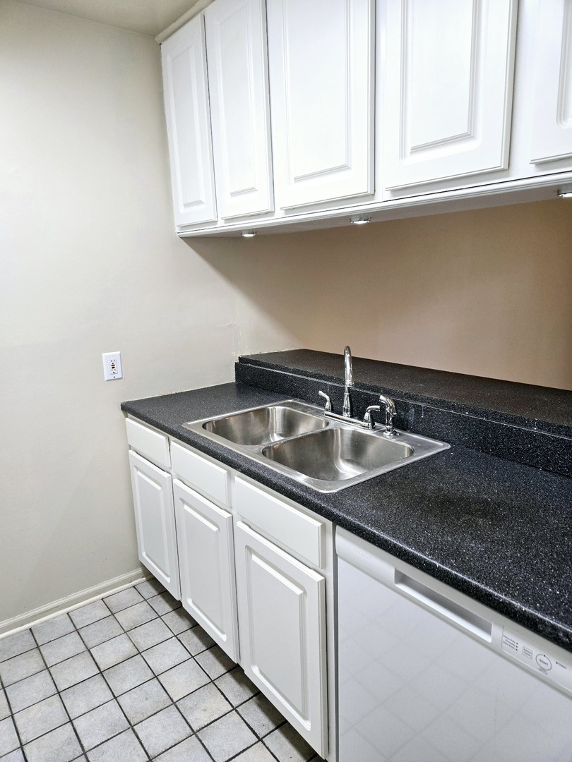 1960 Selmarten Road, Unit 1806 Aurora, IL 60505 - Photo 3 of 20 Gallery Image 3