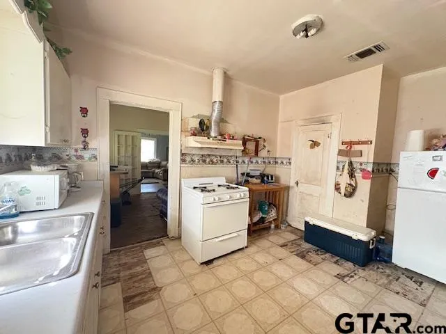 $89,900 | 201 Daingerfield Street, Omaha, TX 75571