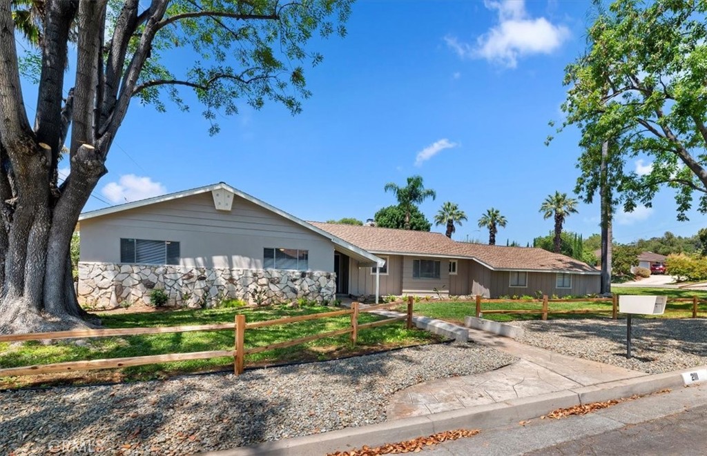 2111 Elsinore Road Riverside, CA 92506 - Photo 8 of 42