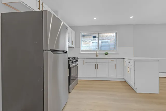 $279,900 | 2712 West Balmoral Avenue, Unit 2E, Chicago, IL 60625