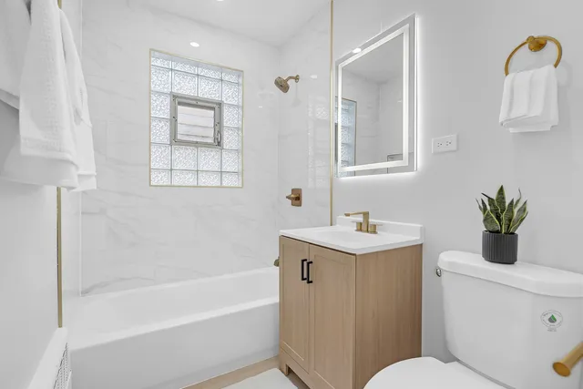 $279,900 | 2712 West Balmoral Avenue, Unit 2E, Chicago, IL 60625