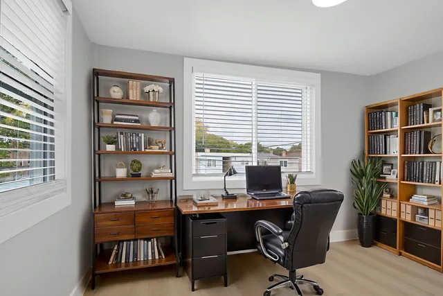 $279,900 | 2712 West Balmoral Avenue, Unit 2E, Chicago, IL 60625