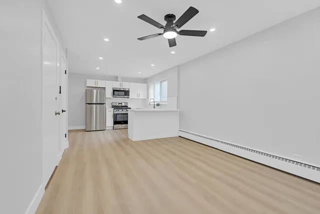 $279,900 | 2712 West Balmoral Avenue, Unit 2E, Chicago, IL 60625