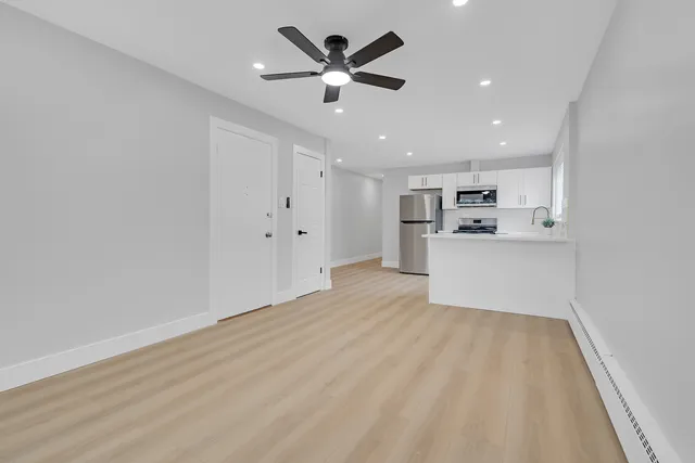 $279,900 | 2712 West Balmoral Avenue, Unit 2E, Chicago, IL 60625