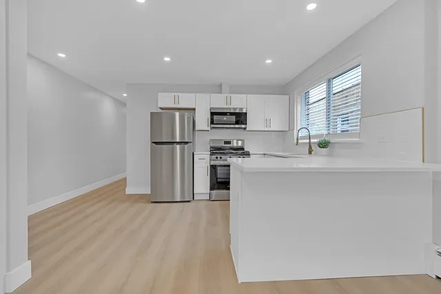 $279,900 | 2712 West Balmoral Avenue, Unit 2E, Chicago, IL 60625