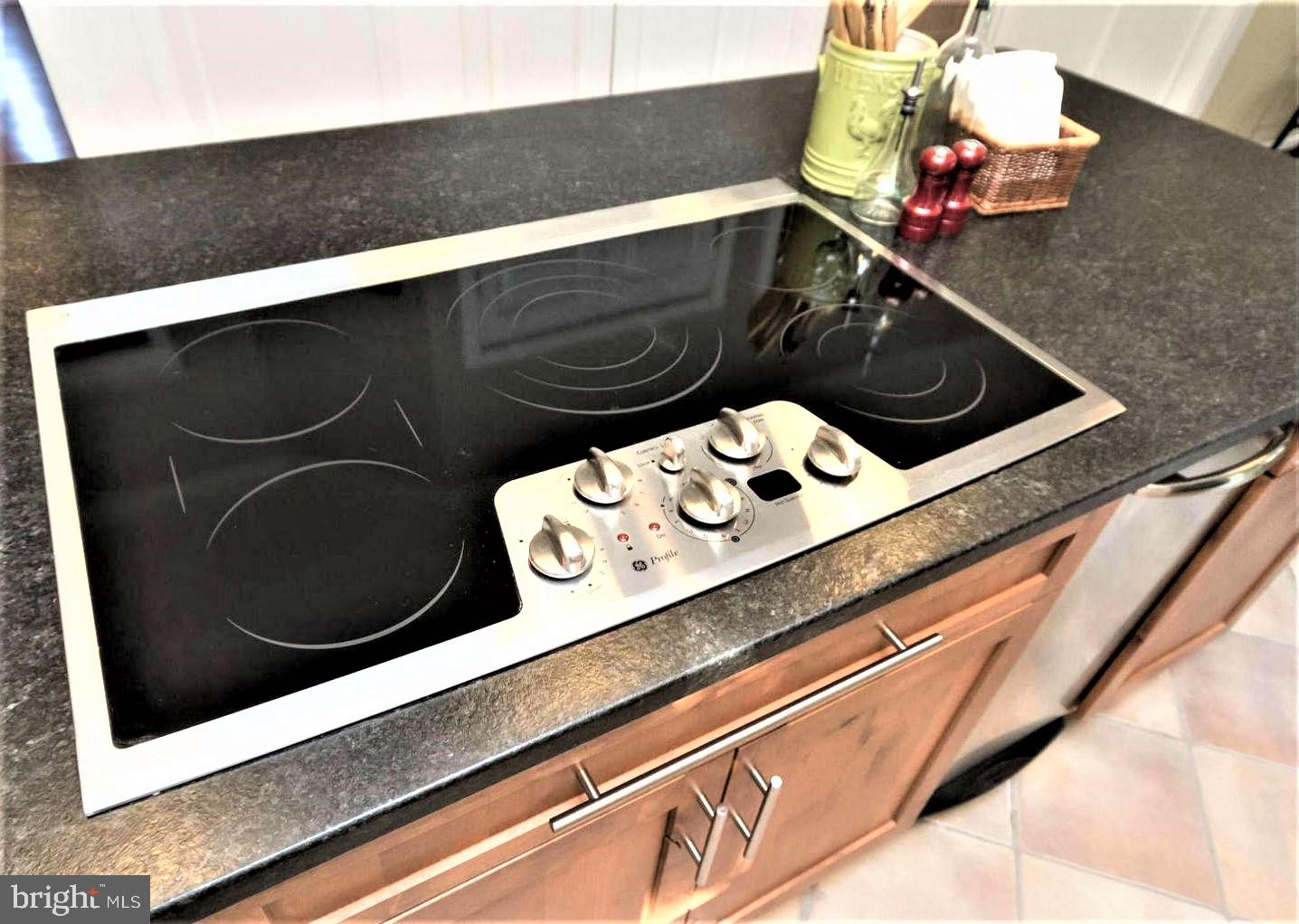 1412 Bay Head Road Annapolis, MD 21409 - Photo 5 of 52 Cooktop