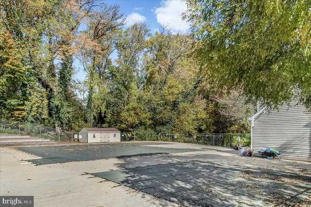 a picture of a bench in a window