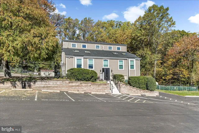 a picture of a bench in a cabinet