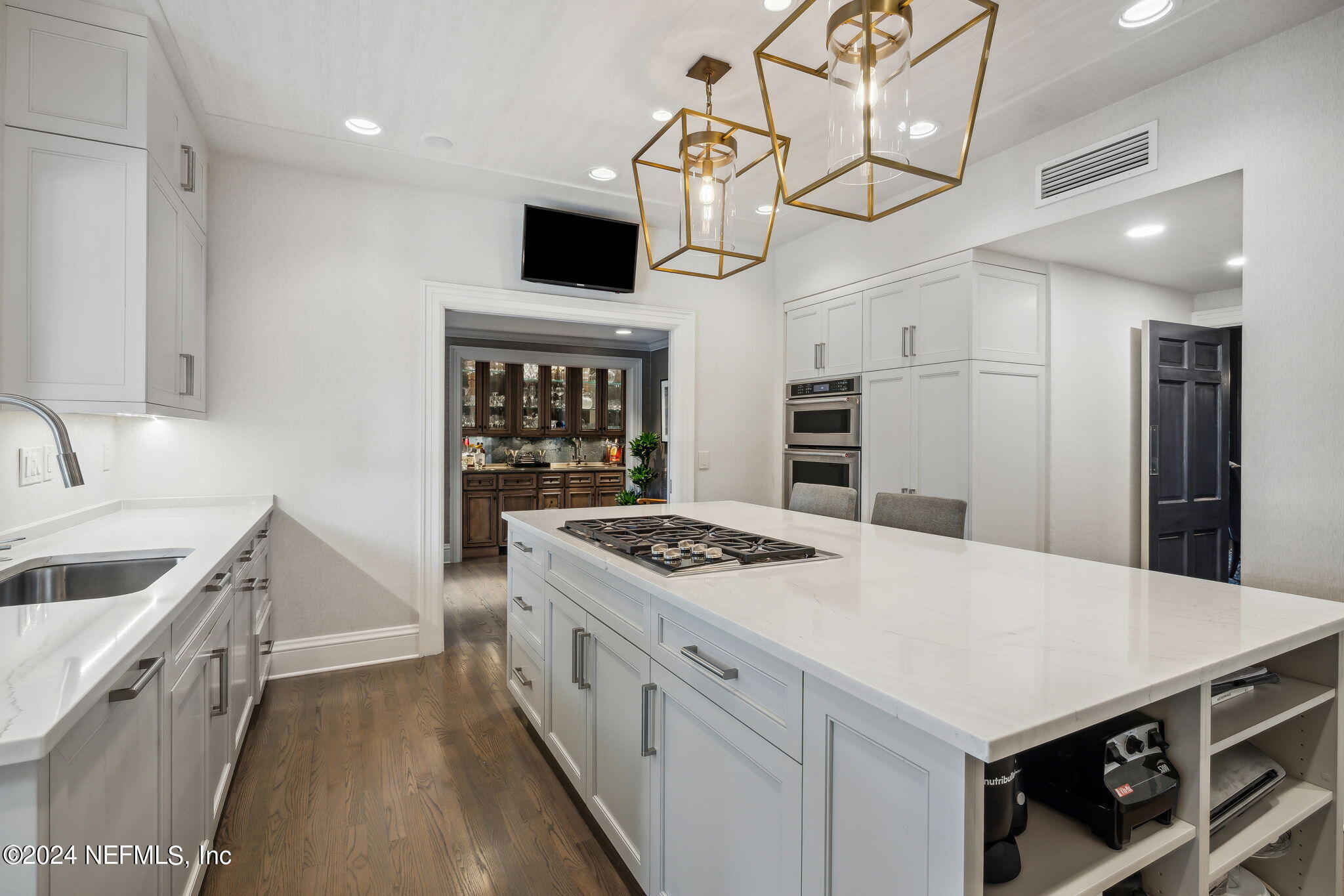 8179 Hollyridge Road Jacksonville, FL 32256 - Photo 9 of 79 Kitchen to Wet Bar