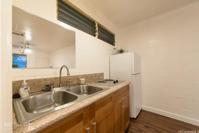 a close view of sink and tap