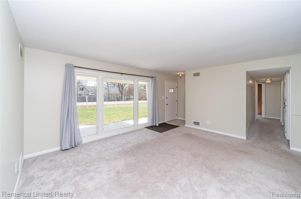 945 North Commerce Road Commerce Township, MI 48382 - Photo 5 of 59