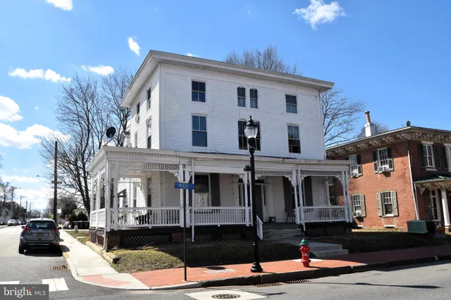 a view of an outdoor space