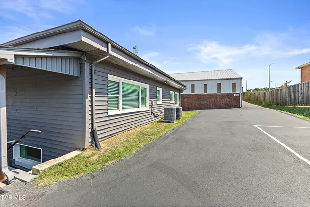 $2,300 | 630 Broad Street, Unit 2, Bristol, TN 37620