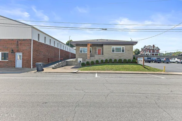 $2,300 | 630 Broad Street, Unit 2, Bristol, TN 37620