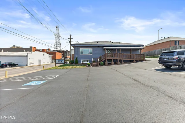 $2,300 | 630 Broad Street, Unit 2, Bristol, TN 37620