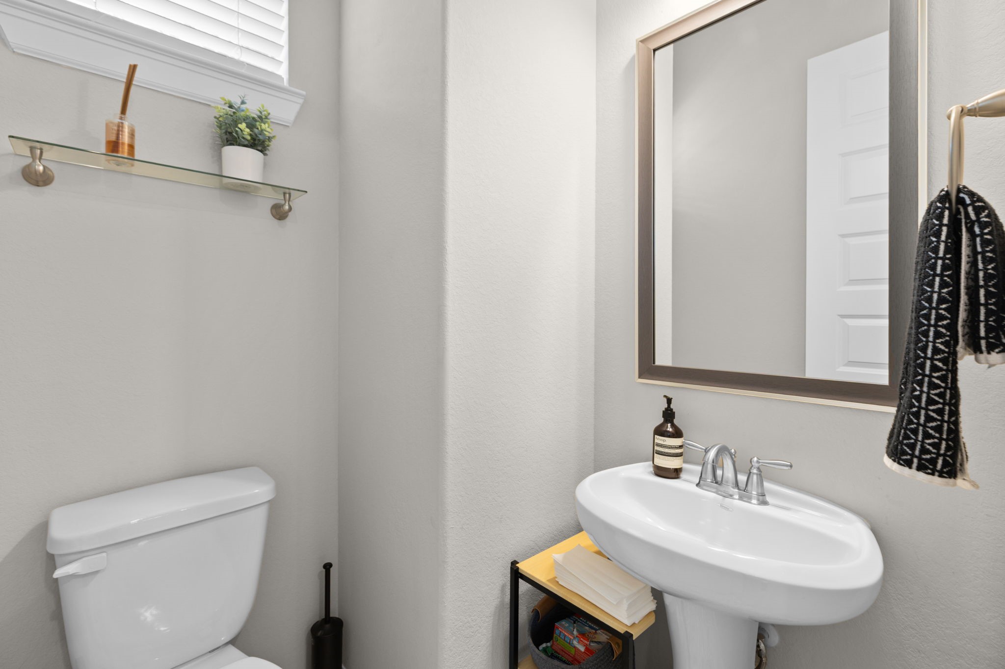 4004 Centre Meadow Way Houston, TX 77043 - Photo 21 of 33 2nd bathroom on 3rd floor