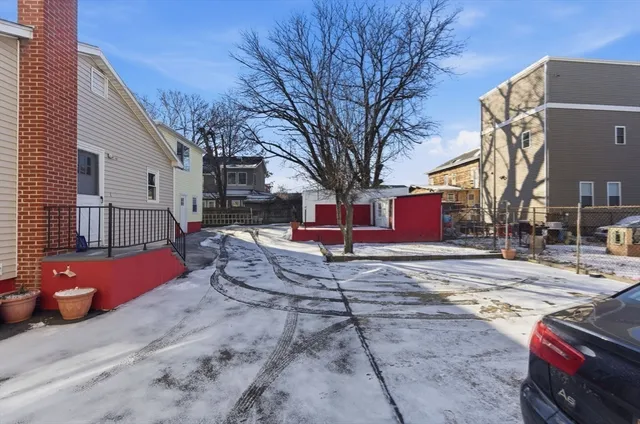 a view of a yard with a house