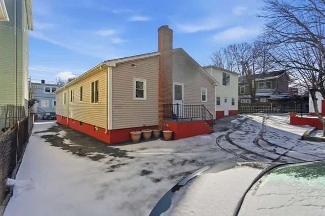 a view of a house with backyard