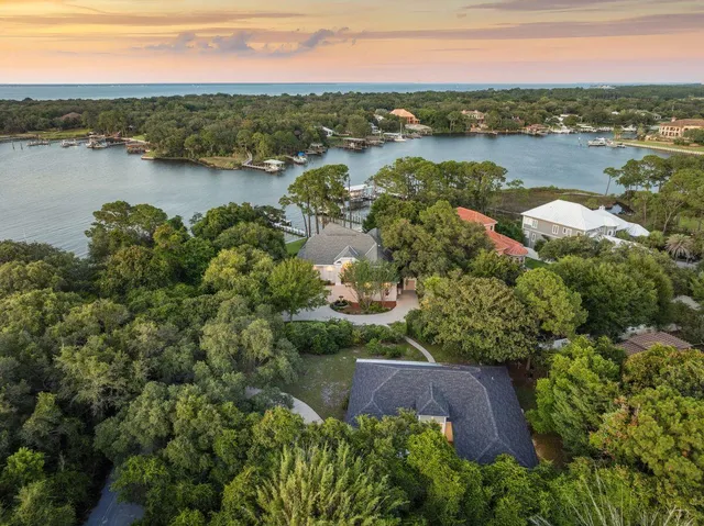 an aerial view of lake residential house with outdoor space and trees around