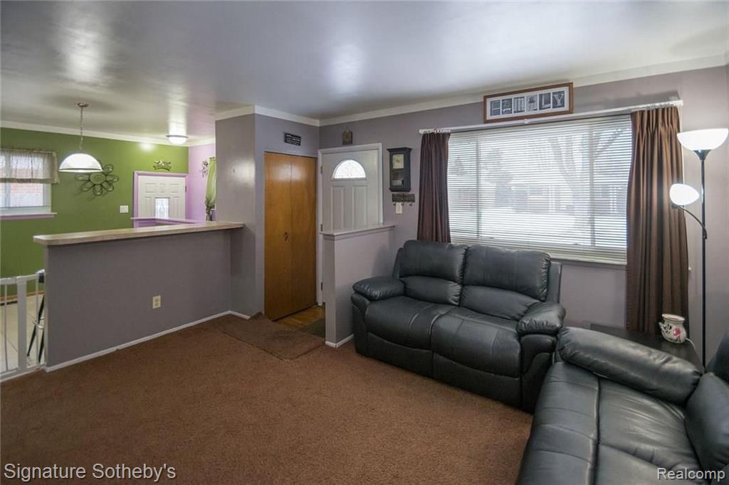 7526 Superior Street Center Line, MI 48015 - Photo 4 of 24