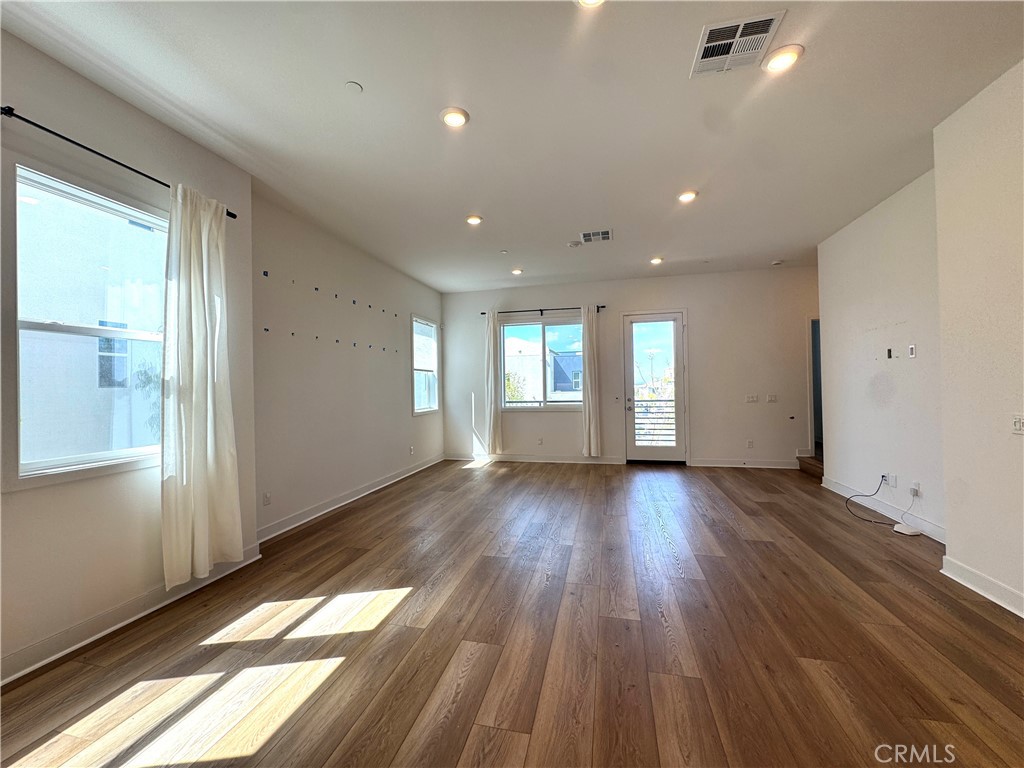 106 Restore Irvine, CA 92618 - Photo 5 of 33 Living