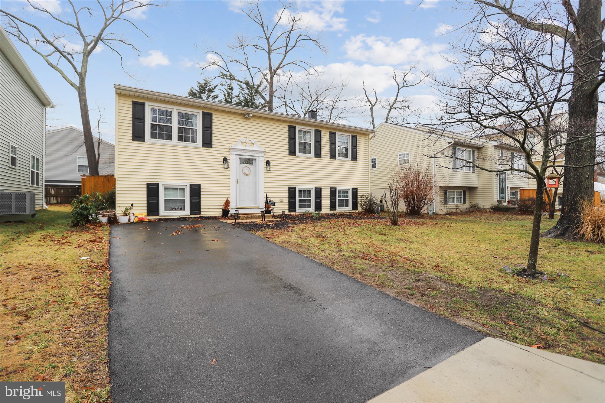 7838 East Shore Road Pasadena, MD 21122 - Photo 2 of 31 Nice driveway with room for several cars