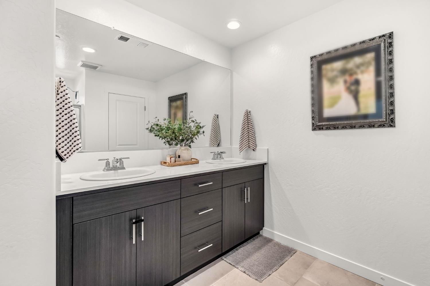 367 Talus Way South Madera, CA 93636 - Photo 29 of 40 a bathroom with a sink and a mirror