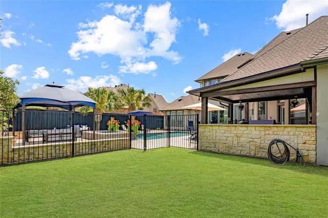 a view of a house with a backyard