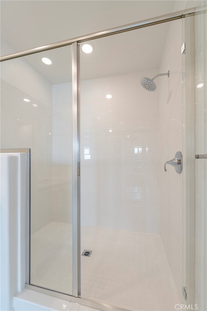 121 Baluster Irvine, CA 92618 - Photo 35 of 41 Main Bath