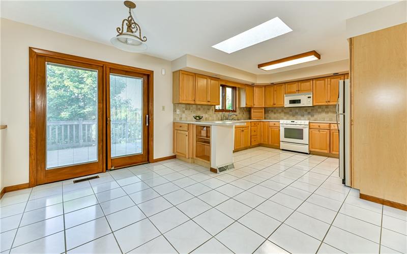 303 Ridgeway Drive Wexford, PA 15090 - Photo 6 of 21 Sun drenched eat in kitchen with skylight and sliding door to large wood deck.