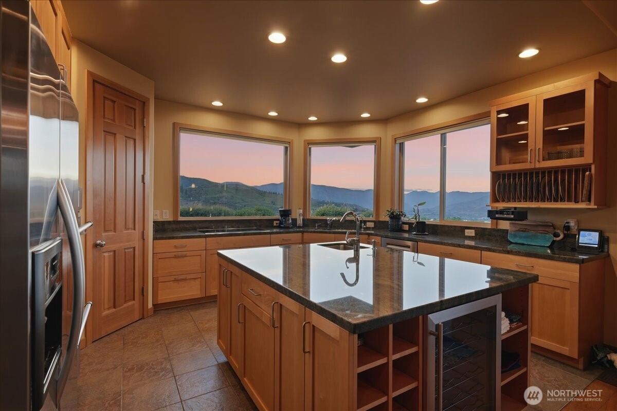 825 Hawks Meadow Road Chelan, WA 98816 - Photo 10 of 40