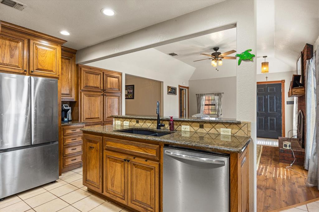614 Overhill Road Granbury, TX 76048 - Photo 20 of 40 a kitchen with stainless steel appliances granite countertop a sink a stove and refrigerator