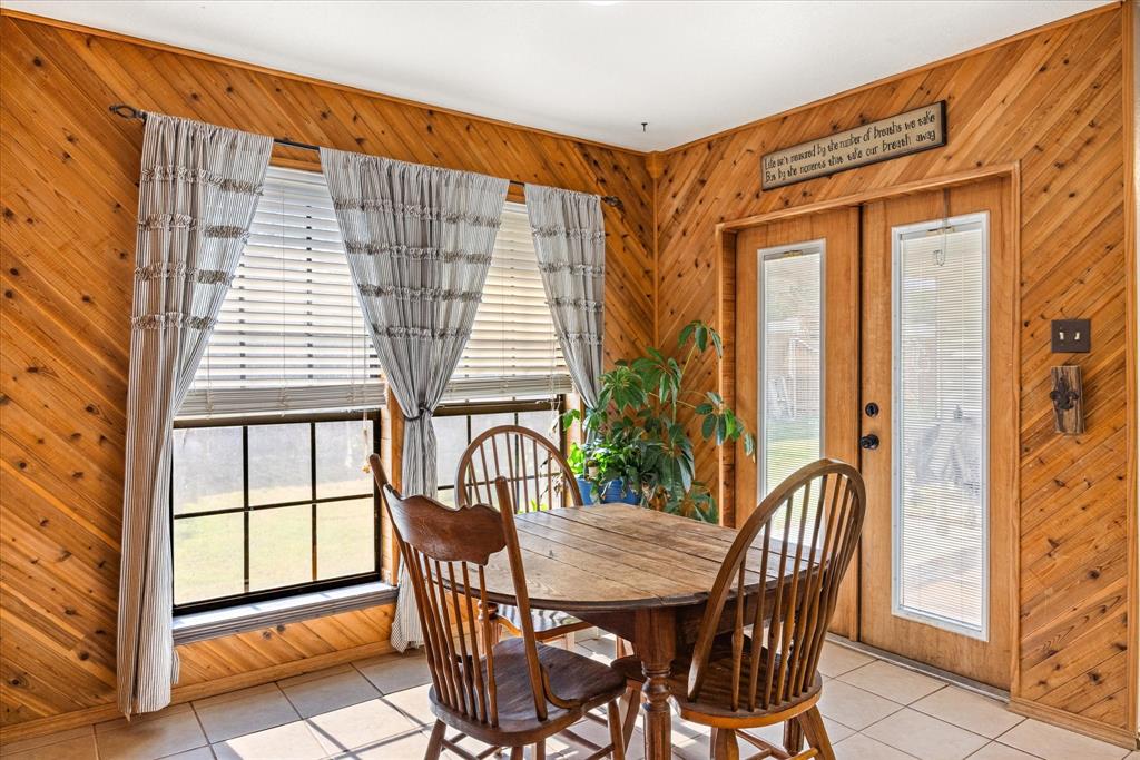 614 Overhill Road Granbury, TX 76048 - Photo 21 of 40 a view of a balcony dining area