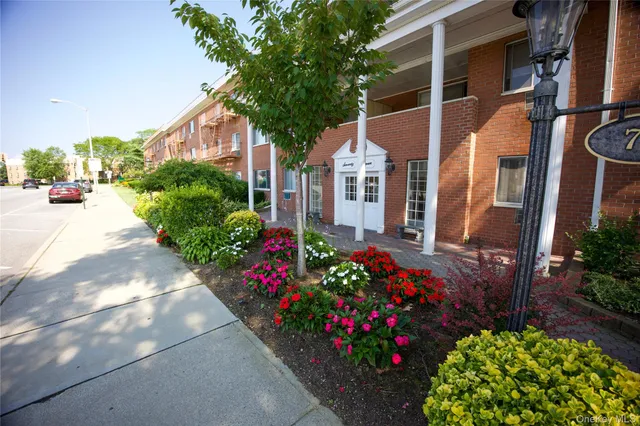 $2,000 | 77 South Park Avenue, Unit A8, Rockville Centre, NY 11570