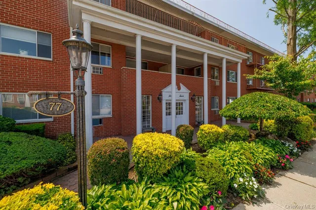 $2,000 | 77 South Park Avenue, Unit A8, Rockville Centre, NY 11570