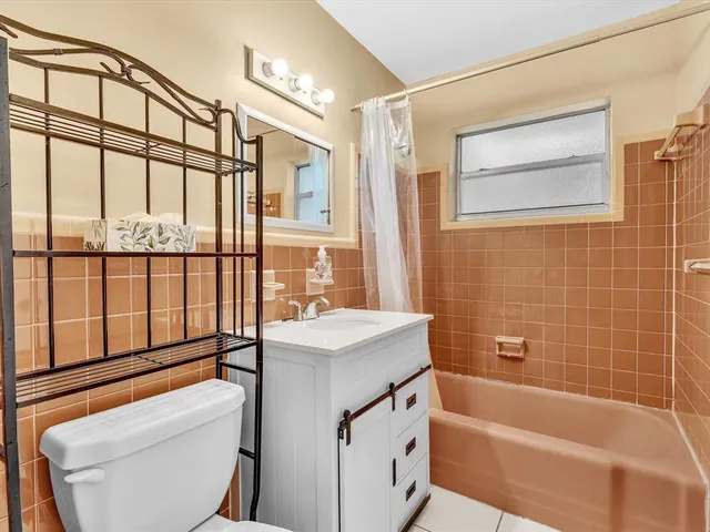 $1,900 | 141 Northeast 30th Court, Wilton Manors, FL 33334