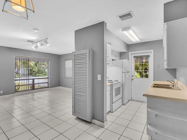 $1,900 | 141 Northeast 30th Court, Wilton Manors, FL 33334