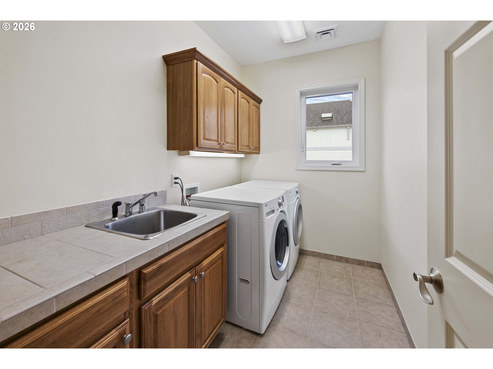 230 Round House Road Astoria, OR 97103 - Photo 20 of 43 a utility room with dryer and washer