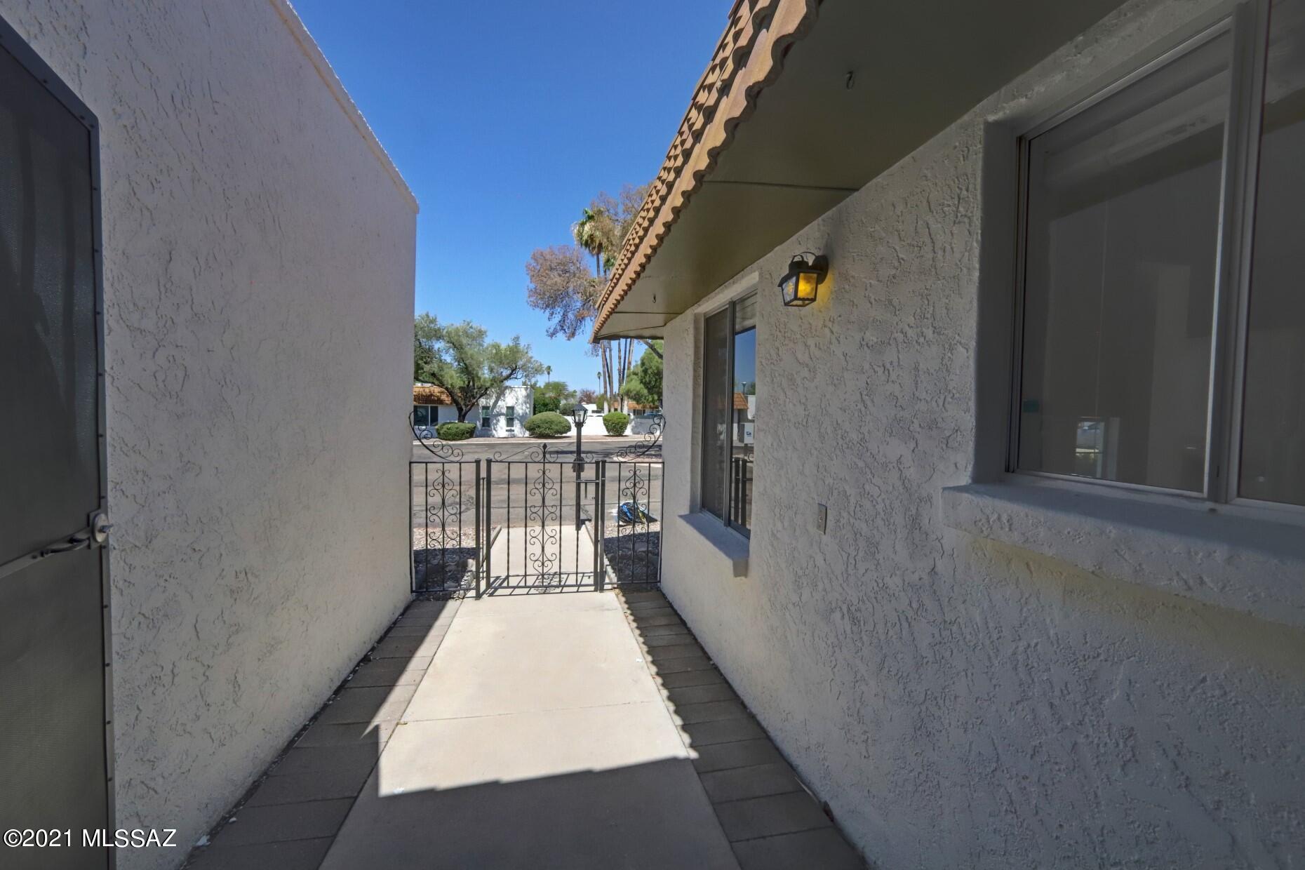 660 East River Road, Unit I Tucson, AZ 85704 - Photo 3 of 37