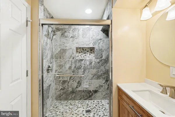 $2,600 | 338 North Charles Street, Baltimore, MD 21201