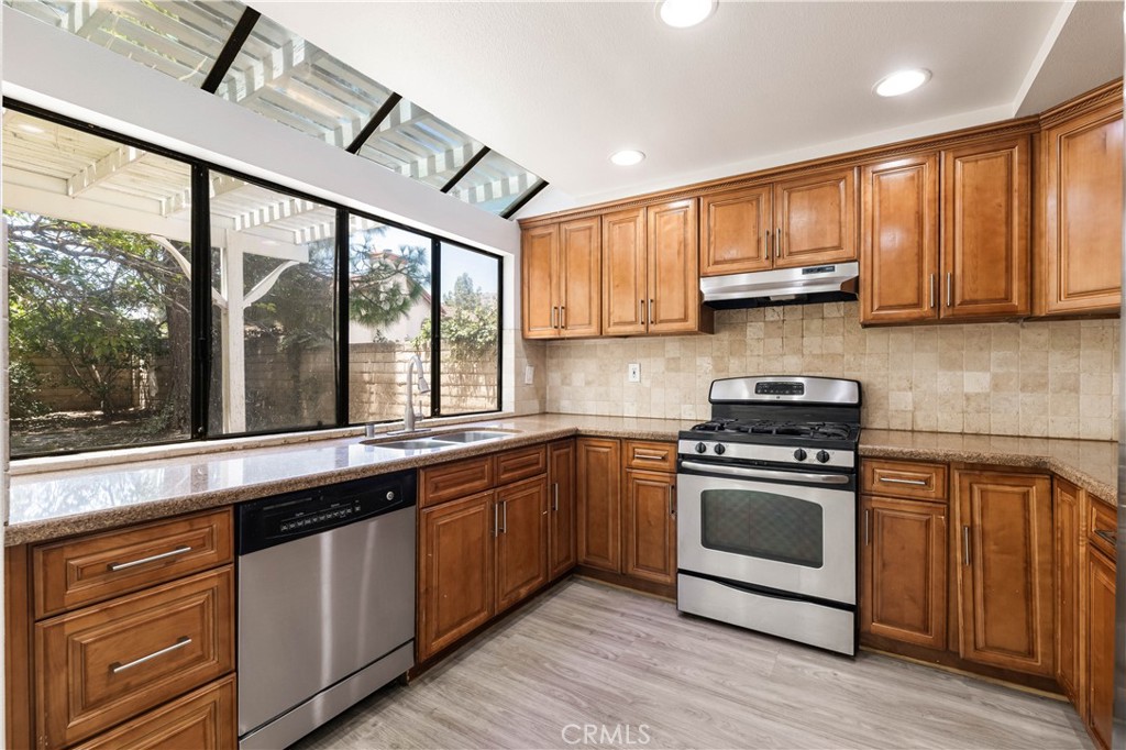 12065 Shadow Glen Lane Porter Ranch, CA 91326 - Photo 25 of 46 Bright Kitchen
