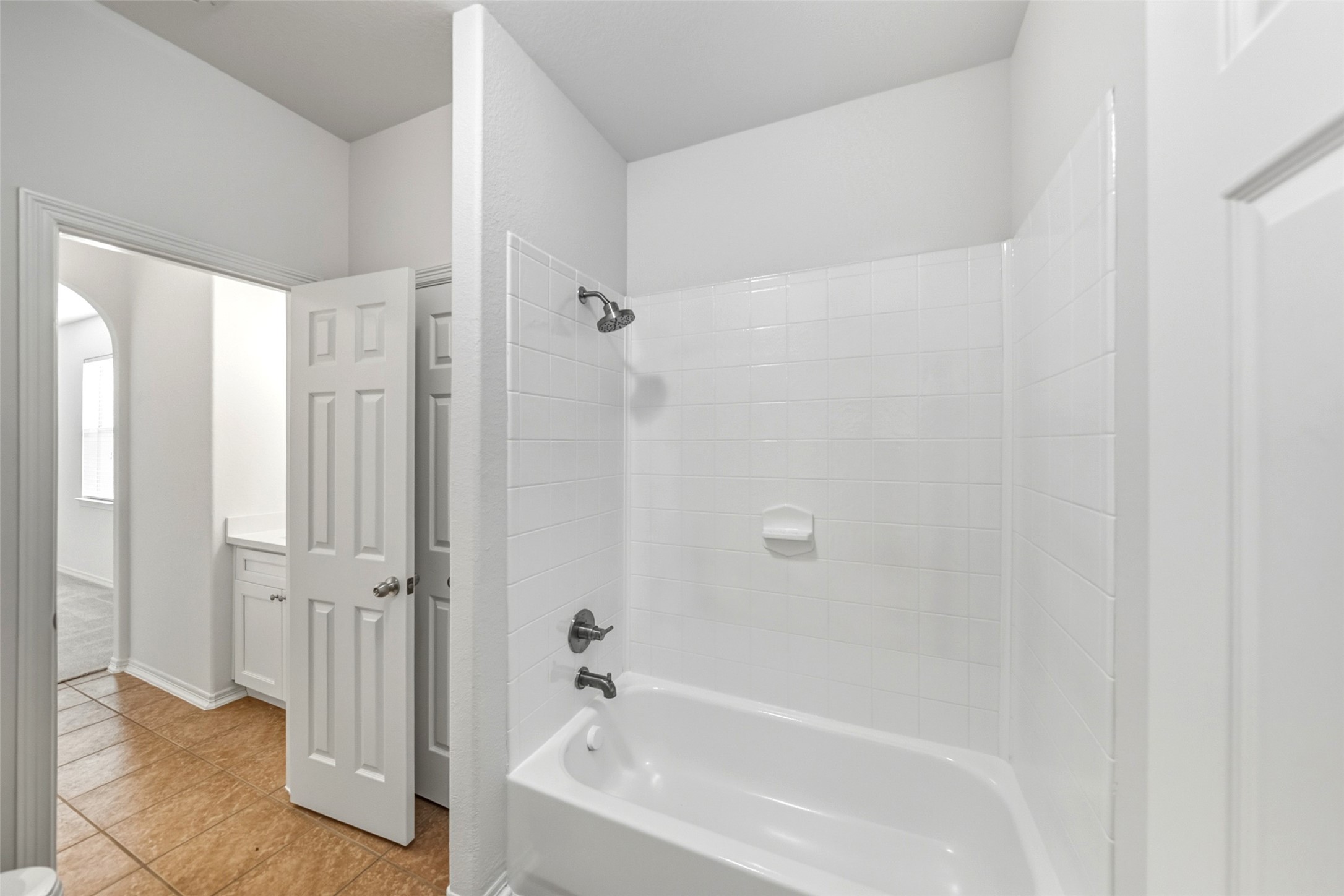 3103 Trail Ridge Drive Pearland, TX 77584 - Photo 23 of 35 a bathroom with a bathtub