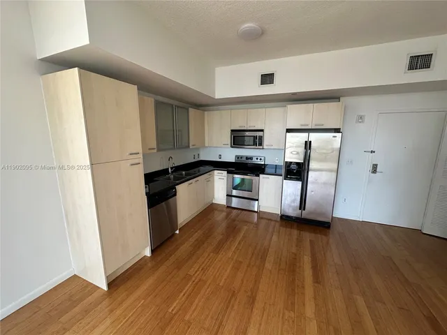 $1,900 | Overtown, Miami, FL 33136