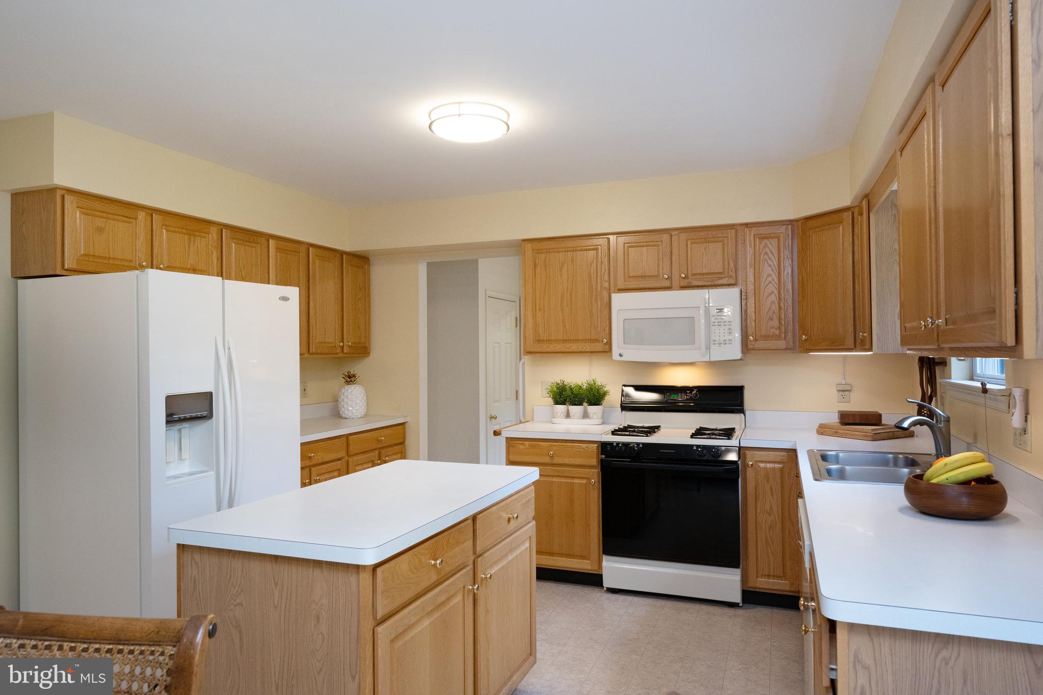 202 Strassburger Road Perkasie, PA 18944 - Photo 5 of 35 Eat-in kitchen with center island
