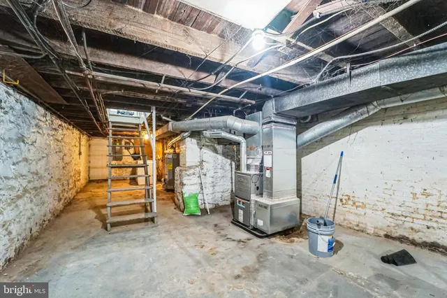 a view of a yard with sitting area